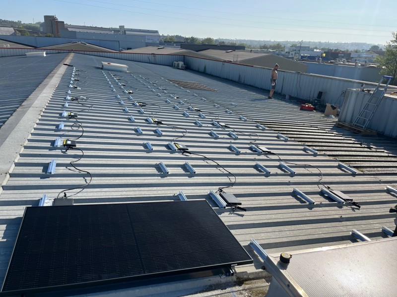 Pose de panneaux solaire photovoltaïques sur un local commercial à Villefranche-sur-Saône