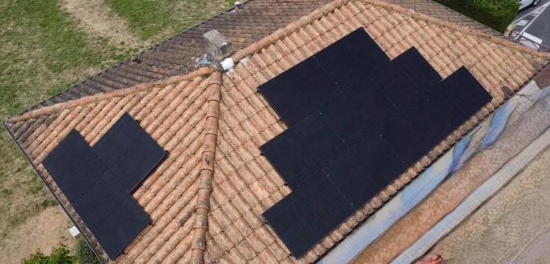Installation de 12 panneaux photovoltaïques BOURGEOIS GLOBAL dans la commune d'Arnas près de Villefranche /Saône