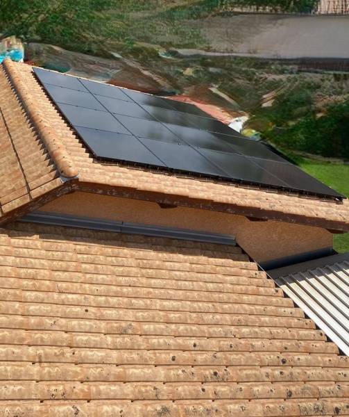 Pose de 16 panneaux photovoltaïques 6,8 kWc sur le toit en pentu d'une maison individuelle à Régnié-Durette dans le Beaujolais